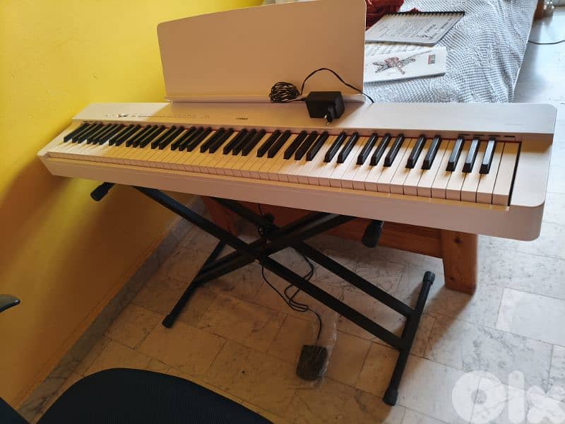 Yamaha P-225 88- keys Portable Digital Piano 0