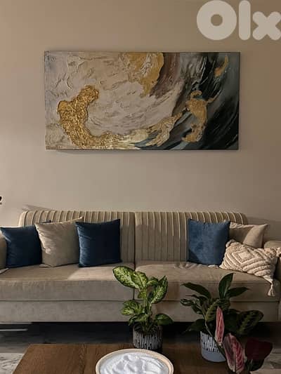 لوحة فنية حديثة كبيرة  رسم يد بإطلالة فخمة من الألوان الذهبية و البيج