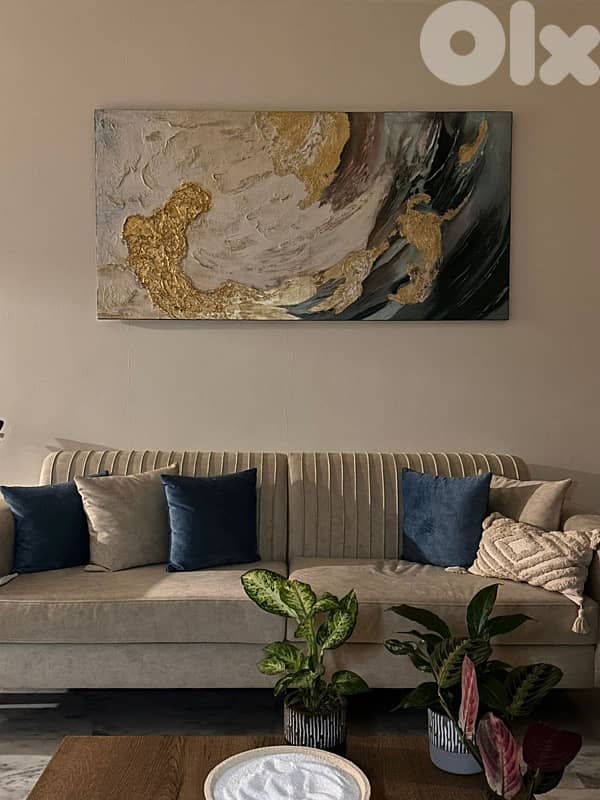 لوحة فنية حديثة كبيرة  رسم يد بإطلالة فخمة من الألوان الذهبية و البيج 0