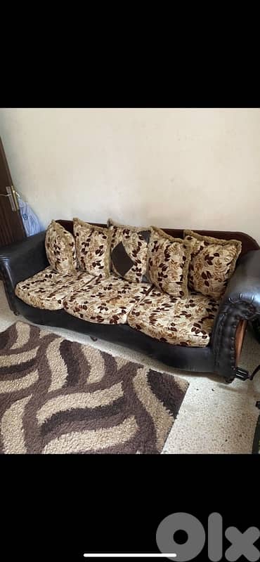 غرفة قعدة مع طاولة كبيرة