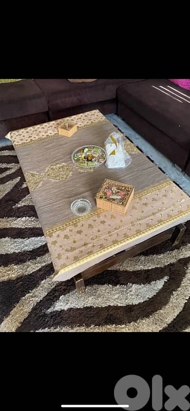 غرفة قعدة مع طاولة كبيرة 1