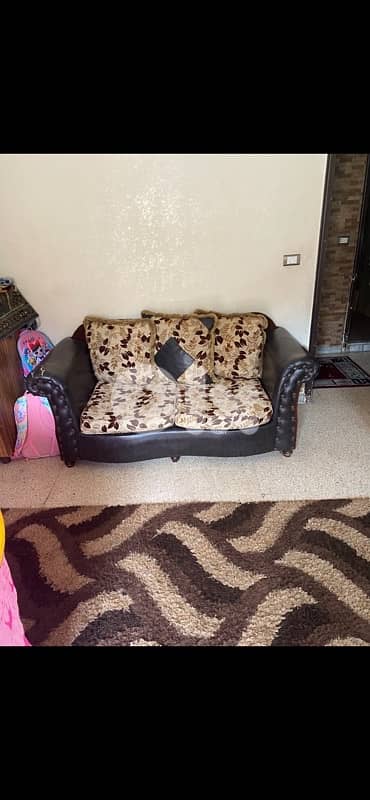 غرفة قعدة مع طاولة كبيرة 2