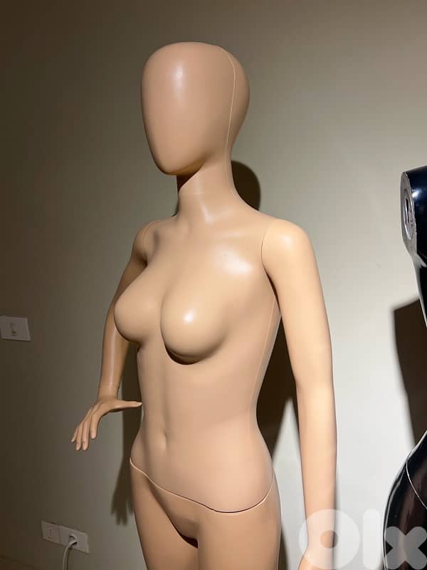 window mannequins x2 1