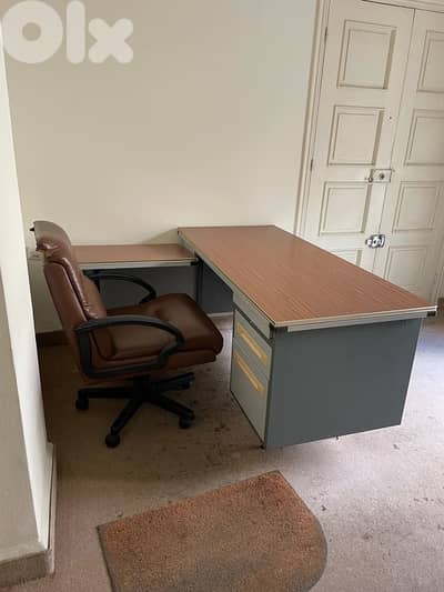 للبيع مكتب مع كرسي جلد ١٢٥$