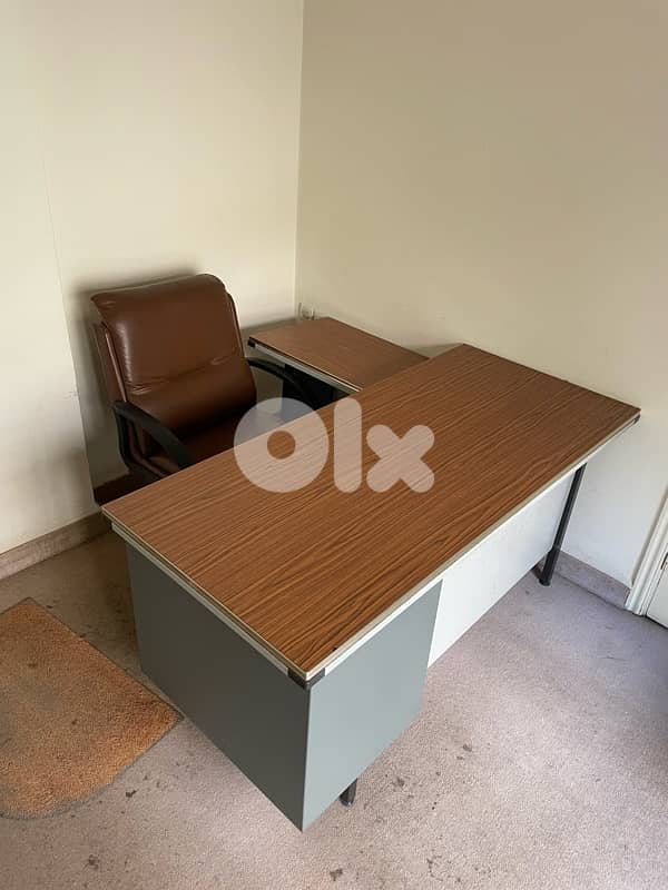 للبيع مكتب مع كرسي جلد ١٢٥$ 1