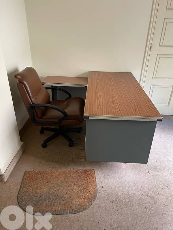 للبيع مكتب مع كرسي جلد ١٢٥$ 2