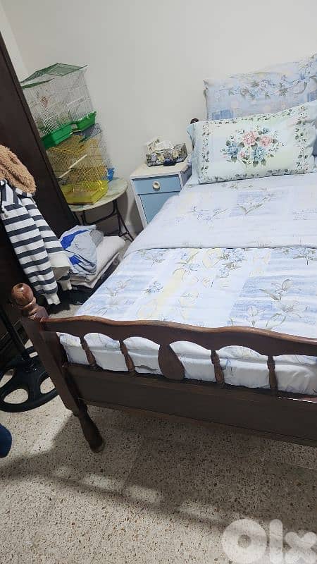 صالونان برادي  طاولة كبيرة و ٢ صغار  ثريات ولمبات 12