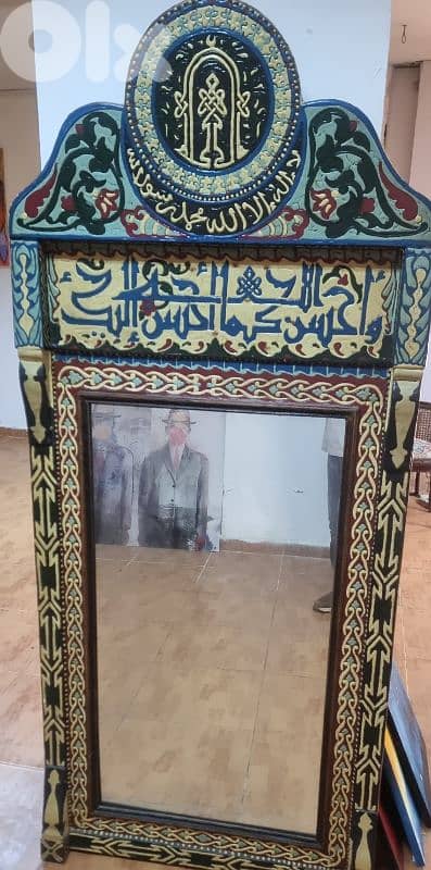 مراية انتيكا نادرة حفر يدوي ومزخرفة بأيات وصباغ نباتي قديم علو ١٨٠ سنت