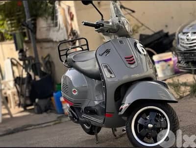 Vespa 300 gts  one owner
