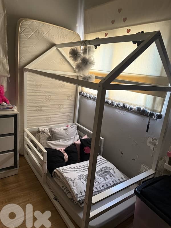 bed with matteress 0