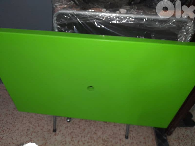 شاريه تابت وتخت متنقل شبه جديد وطاولة 1