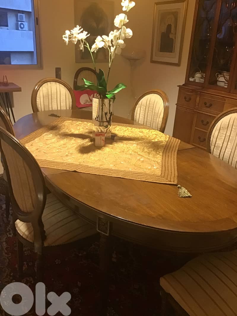 Dining table and 8 chairs 0