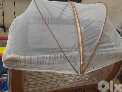 سرير مع كرسي