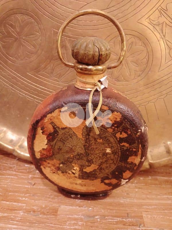 قنينة قديمة زجاج ملبس جلد فرنسية 1