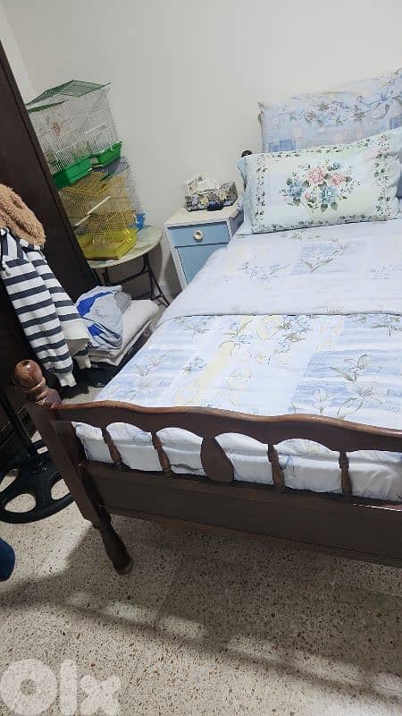 تخت خشب بحالة جيدة وتخت حديد 1