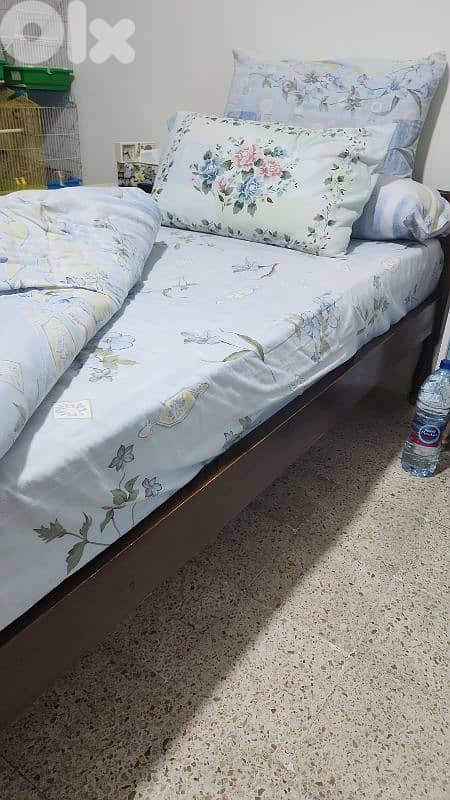 تخت خشب بحالة جيدة وتخت حديد 2