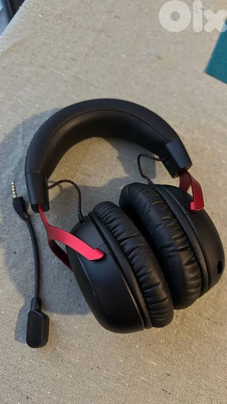 HyperX Cloud III Wireless Gaming Headset (Black/Red) 0