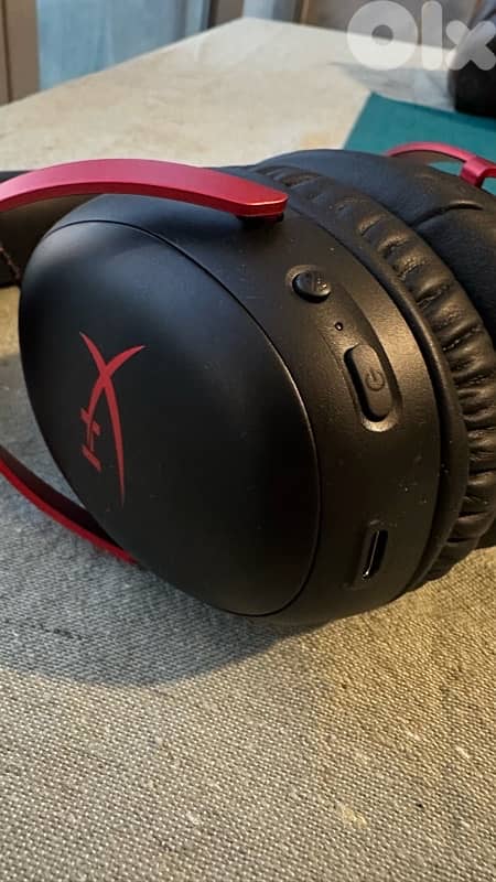 HyperX Cloud III Wireless Gaming Headset (Black/Red) 1