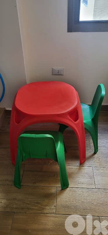 red table + 2 green chairs (plastic) 0