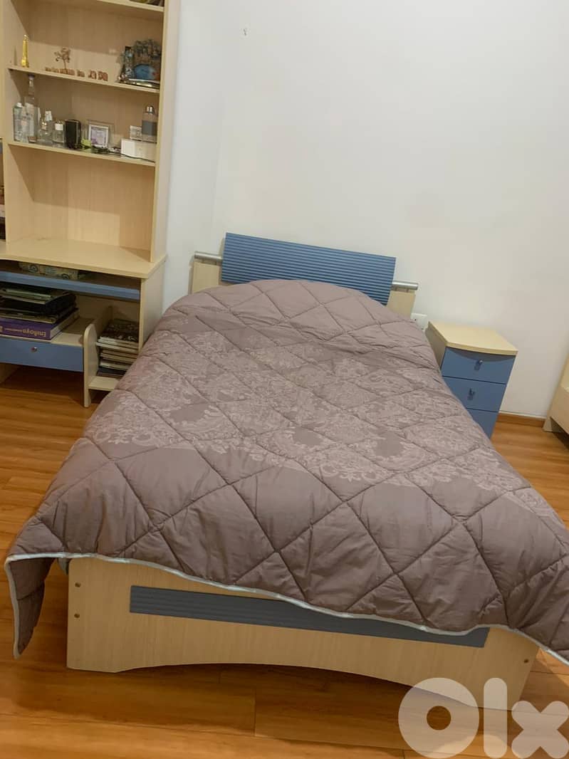 Like-new Twin XL Bed (120 cm) with mattress, sheets + bedside table. 1