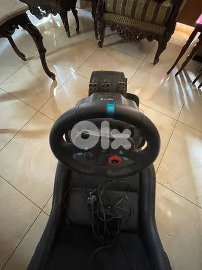 racing chair n steering wheel