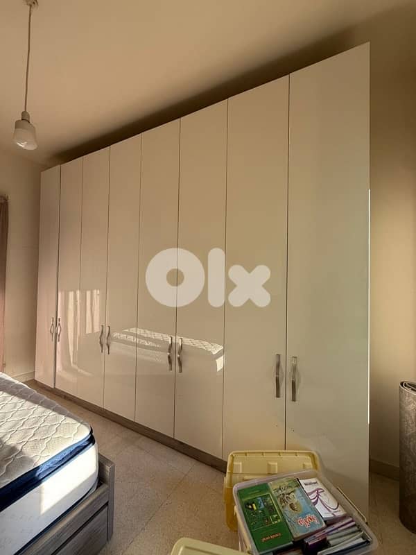 غرفة نوم كاملة للسقف مع فرشة طبية، برادي القماش و سجادتين  زغار 1