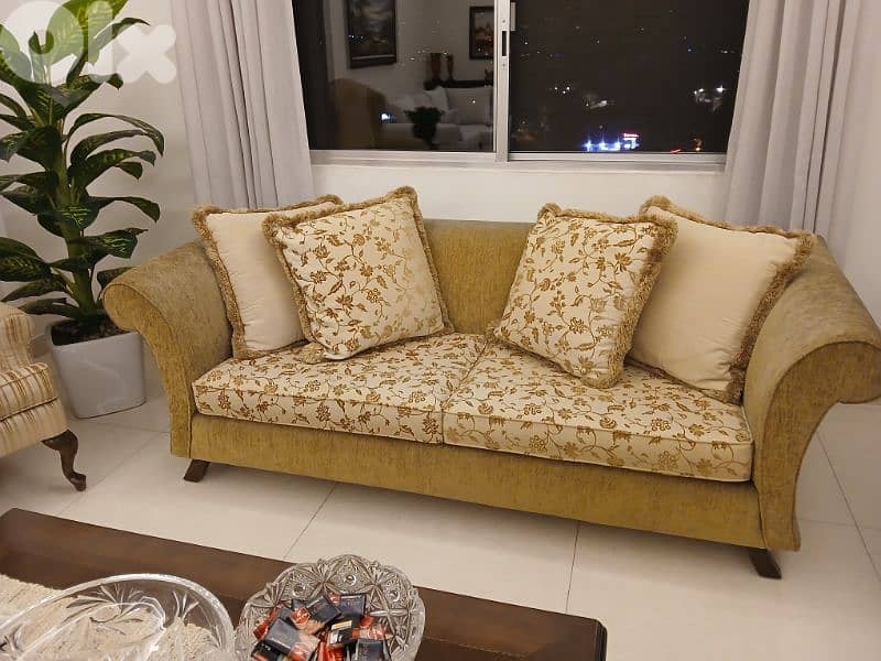 صالون كامل مع طاولة فخمة للوسط 2