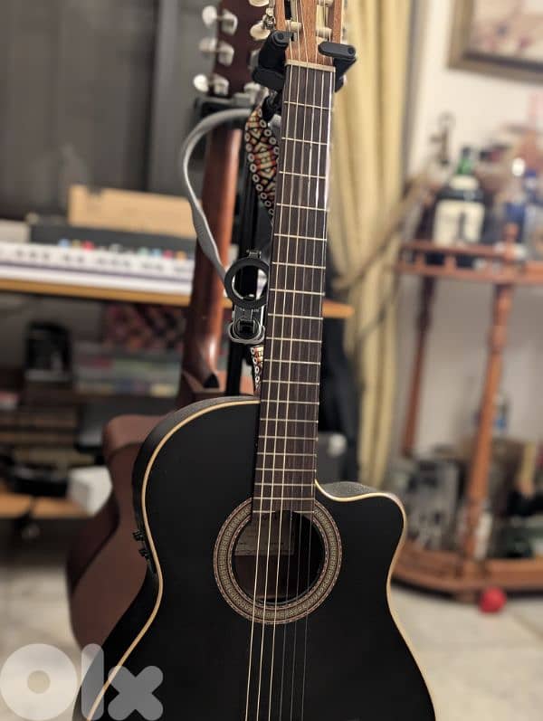 Alhambra Electro classical guitar 4