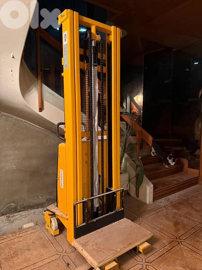 Forklift, battery powered. 1000kg capacity