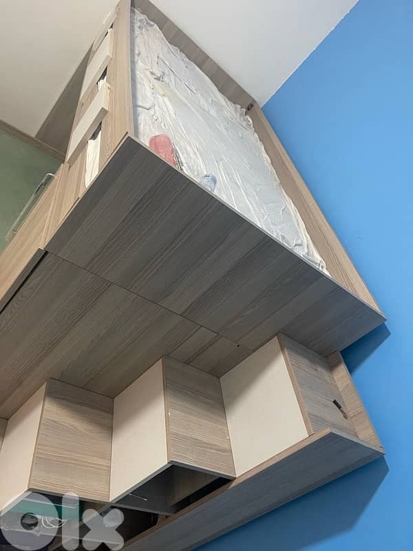 bed with small closet 0