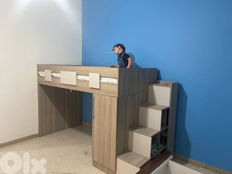 bed with small closet 3