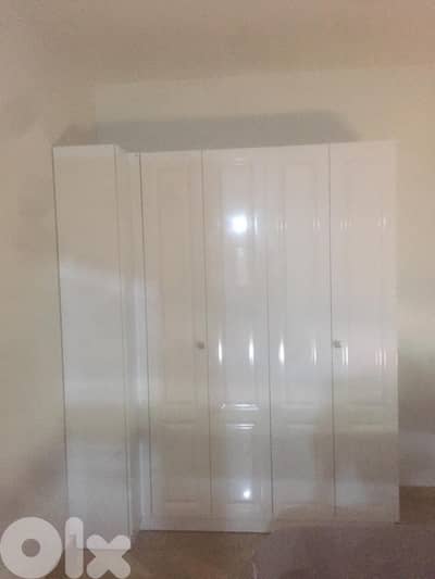White Glossy Closet - خدانة بيضاء لامعة