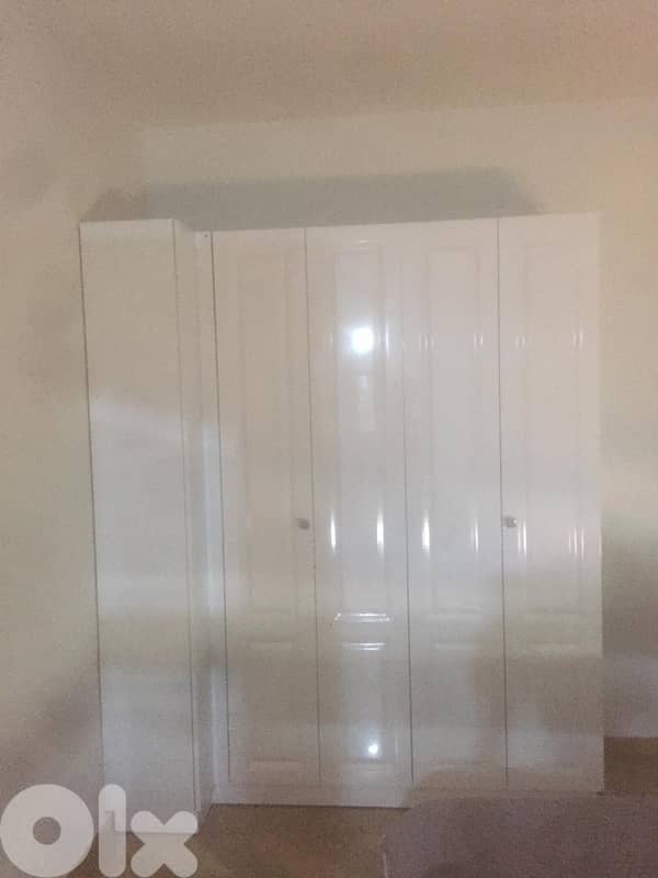 White Glossy Closet - خدانة بيضاء لامعة 0