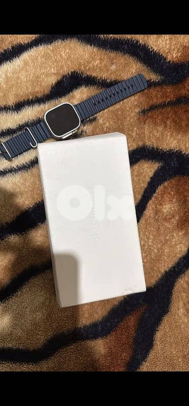 a الساعة بحالة ممتازة  شغالة 100%، بدون  الأصلية والشاحن بطارية ممتازة