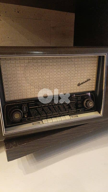 antique table and chair and mirrors 6