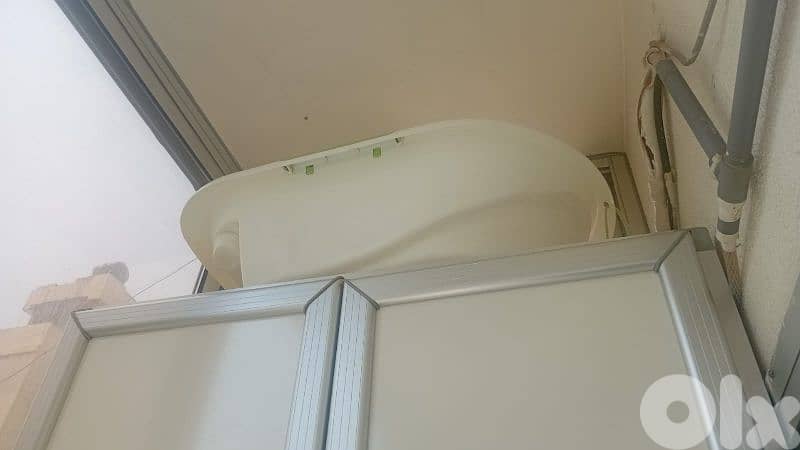 تخت من اول  عمر لسنتين مع فرشة و  مكنة تعقيم مع بينوار 0