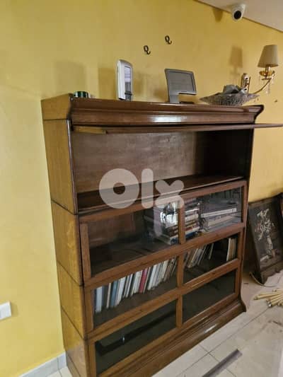 Elegant  vintage vitrine