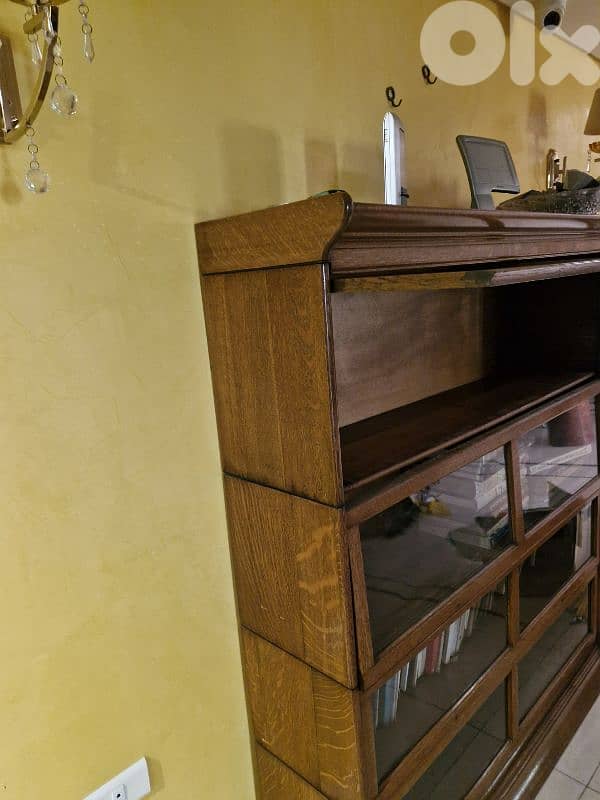 Elegant  vintage vitrine 1