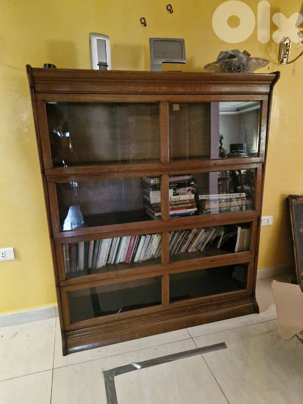 Elegant  vintage vitrine 3