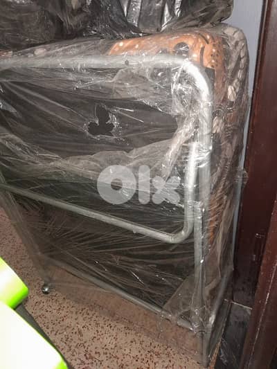 تخت بيفتح وبسكر حالة جيدا جدا الاتصال على رقم. ٧٦٦١٦٦٢٢