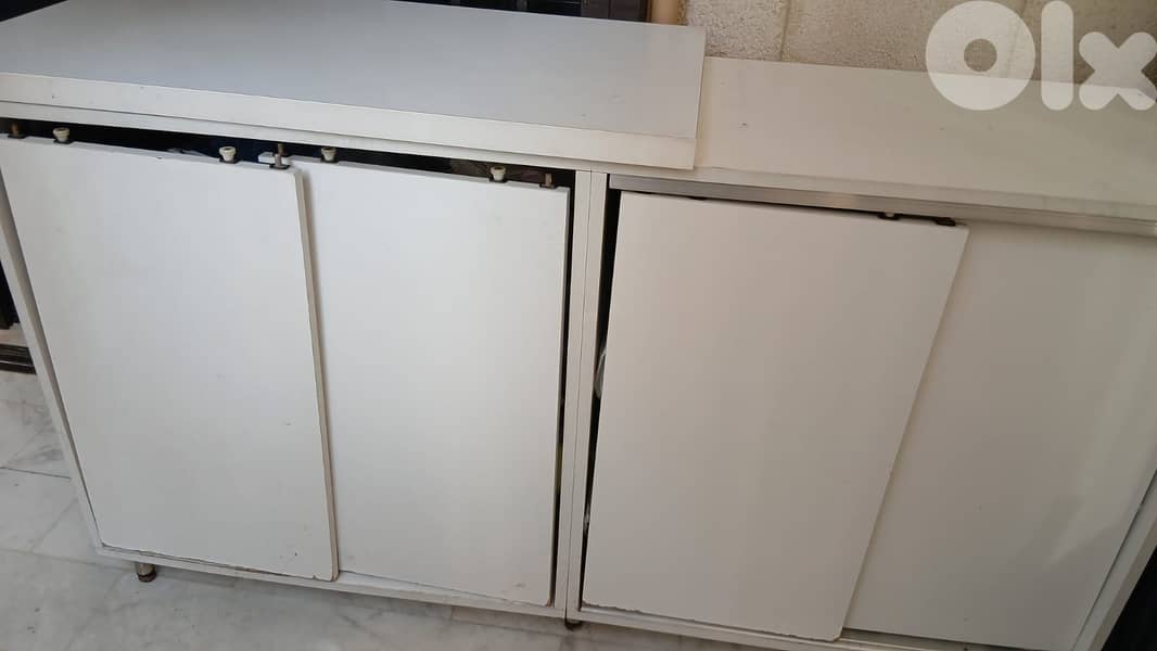 خزانة خشب مرتبة بحالة جيدة 2