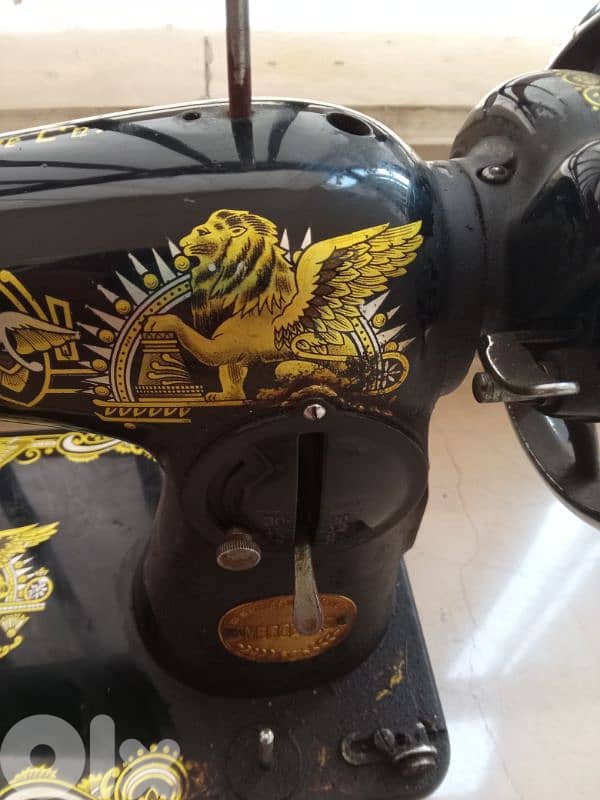 مكنة خياطة أنتيك للبيع ماركة مرسيديس ألاصلية مستعمل نضيف السعر 35$ 3