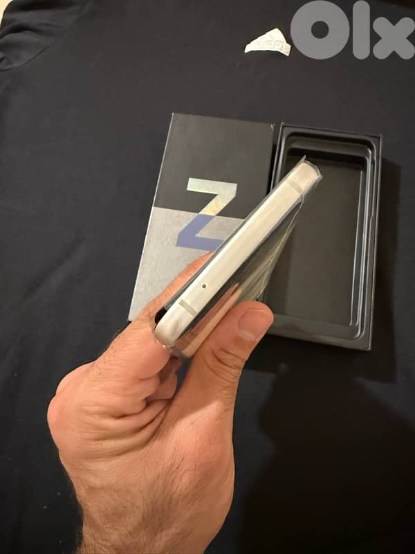 Samsung Z flip 3 128gb 2sim جديد 2