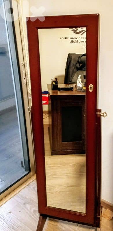 مستعملة وبحاجة جيدة خزانة مجوهرات 0