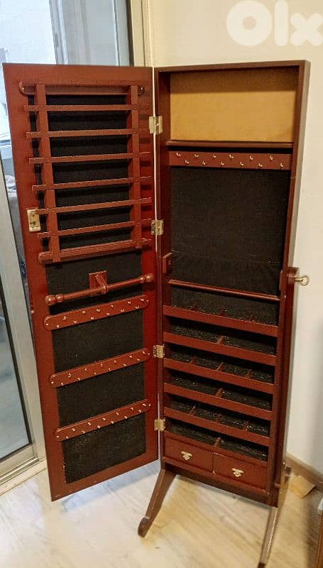 مستعملة وبحاجة جيدة خزانة مجوهرات 1