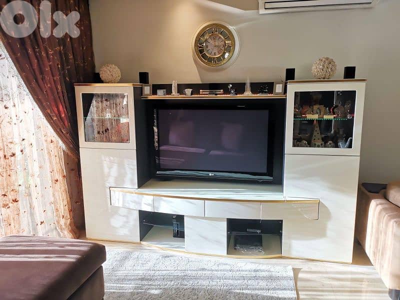 مكتبة  +  يونت  TV  55-inch LG  + TV 0