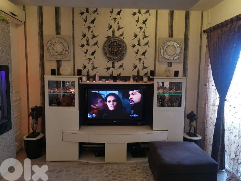 مكتبة  +  يونت  TV  55-inch LG  + TV 1