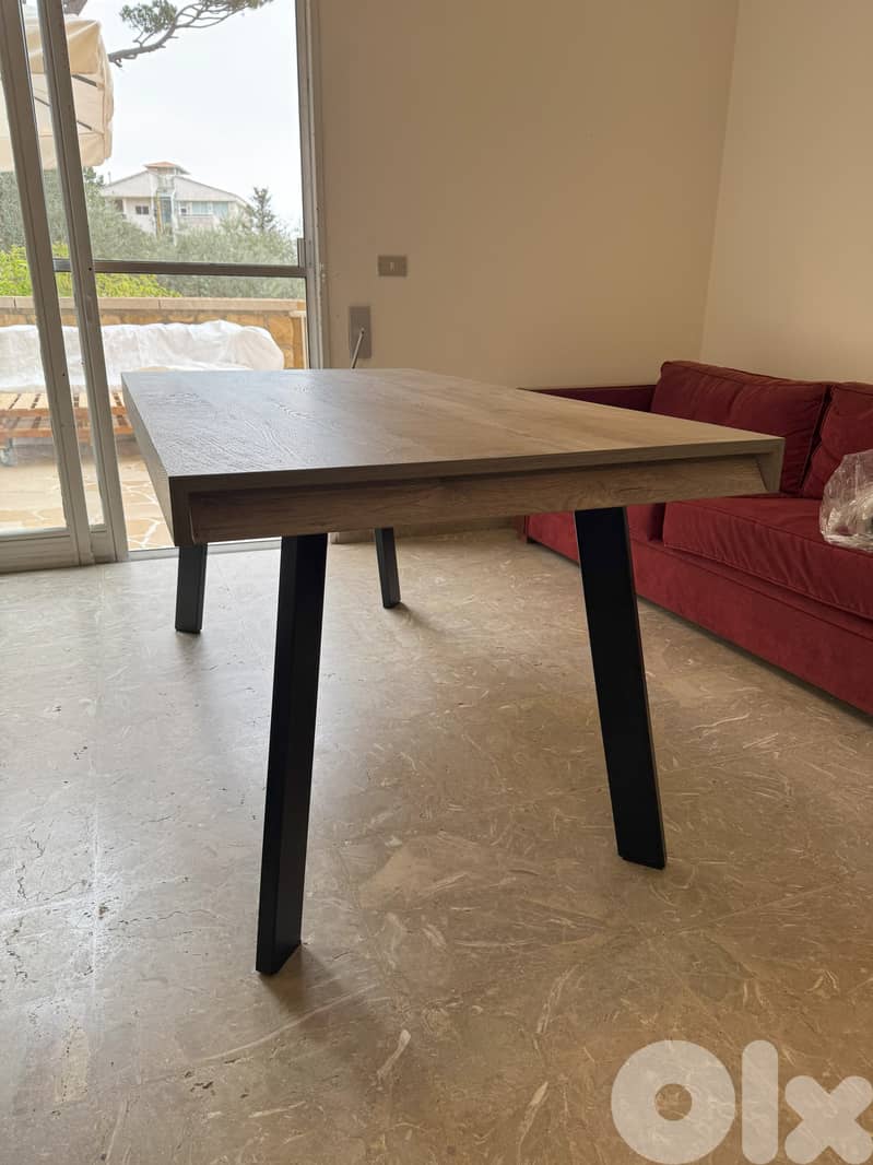 Dining Table for 6 – Beige Wood with Black Striations (2019) 3