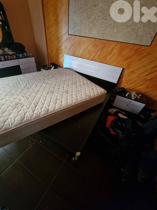 غرفة نوم من دون خزانة بيضاء مع الفرشة ممتازة 0