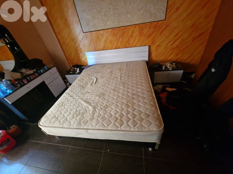 غرفة نوم من دون خزانة بيضاء مع الفرشة ممتازة 1